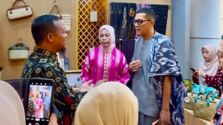 Gubernur Sulsel Apresiasi Miniatur Pinisi Karya UMKM Bulukumba