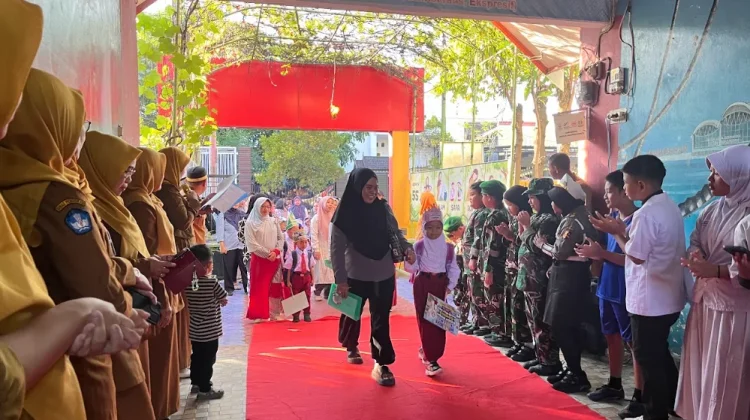 MPLS Unik, Karpet Merah Sambut Siswa Baru SDN Komplek Sambung Jawa