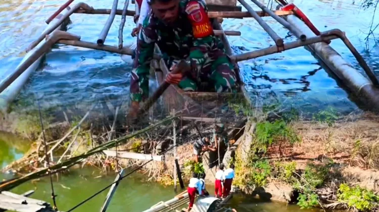 Babinsa Menjadi Penghubung Asa Pelajar di Sungai Saballang Jeneponto
