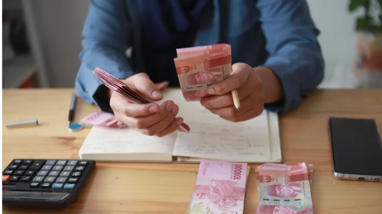 Strategi Mengelola Keuangan Keluarga dan Menghindari Modus Penipuan
