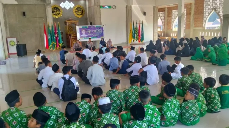 Kapolsek Alla Tanamkan Nilai Keimanan dan Disiplin kepada Santri Pesantren