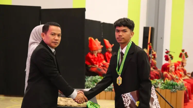 SMK SMTI Makassar Perkuat Link and Match Industri pada Wisuda Alumni Angkatan Ke-60