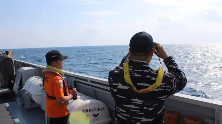 Personil Kodaeral VI Evakuasi Korban Kapal Tengelam di Selayar