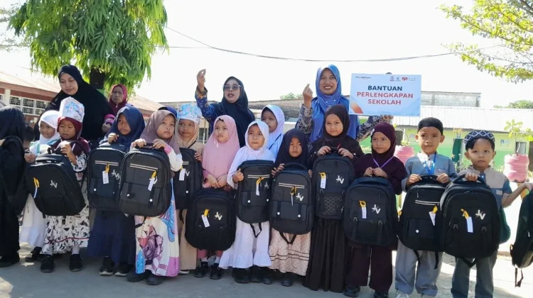 Rumah Zakat Salurkan Tas Sekolah untuk Siswa Makassar