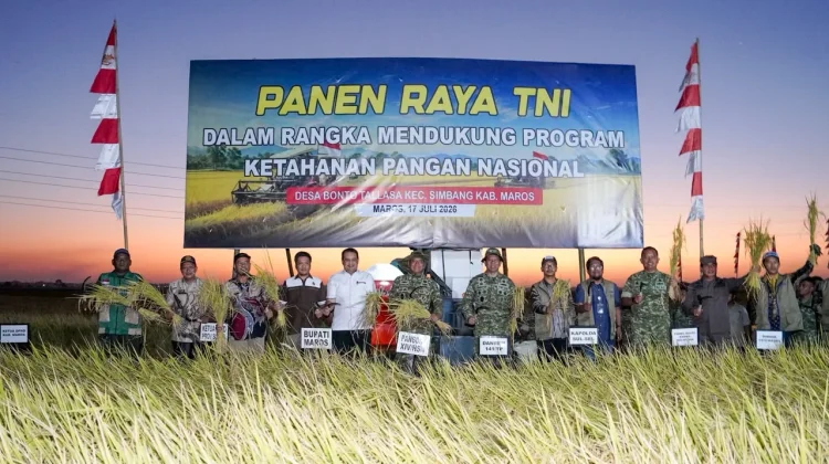 Pangdam Hasanuddin Panen Padi di Maros, Lima Traktor Diserahkan untuk Petani
