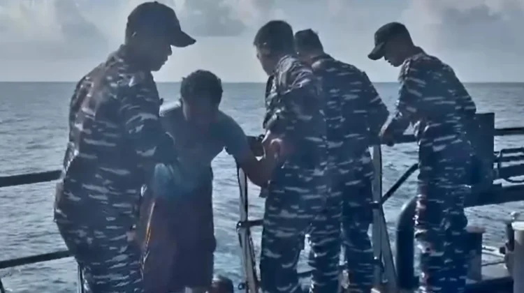 KRI Marlin-877 Evakuasi Dua Korban KLM Nurul Salsa-01