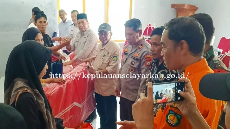 Wabup Selayar Salurkan Bantuan Logistik untuk Korban KLM Nurul Salsa