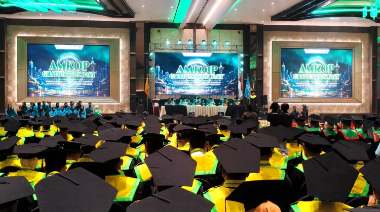 STIE AMKOP Makassar Wisuda 336 Lulusan Siap Hadapi Tantangan Global