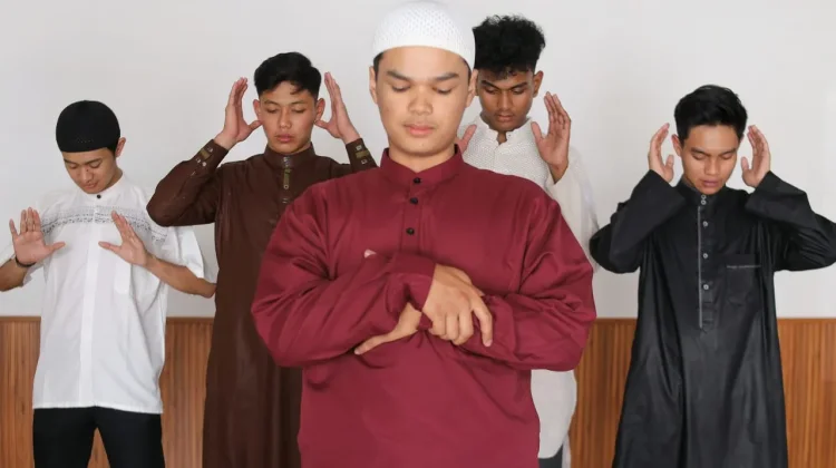 Begini Cara Makmum Menyikapi Kesalahan Imam saat Salat