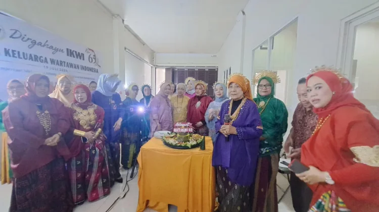 Busana Adat Sulsel Curi Perhatian pada HUT Ke-65 IKWI