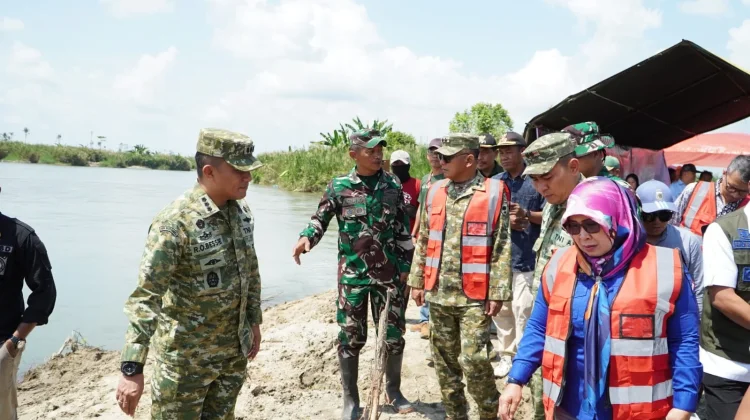 Pangdam XIV/Hasanuddin dan Gubernur Sulsel Bangun Tanggul Sungai di Luwu Utara