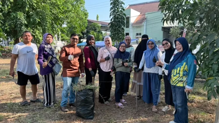 Gotong Royong Orang Tua Siswa Bangun Kebun Sekolah