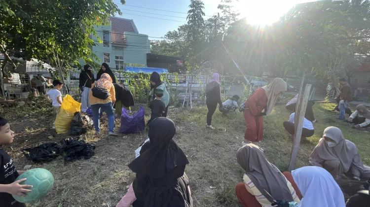 Gotong Royong Orang Tua Siswa Bangun Kebun Sekolah