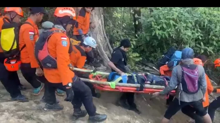 Pendaki Gunung Bulu Baria yang Alami Cedera, Dievakuasi Tim SAR Gabungan