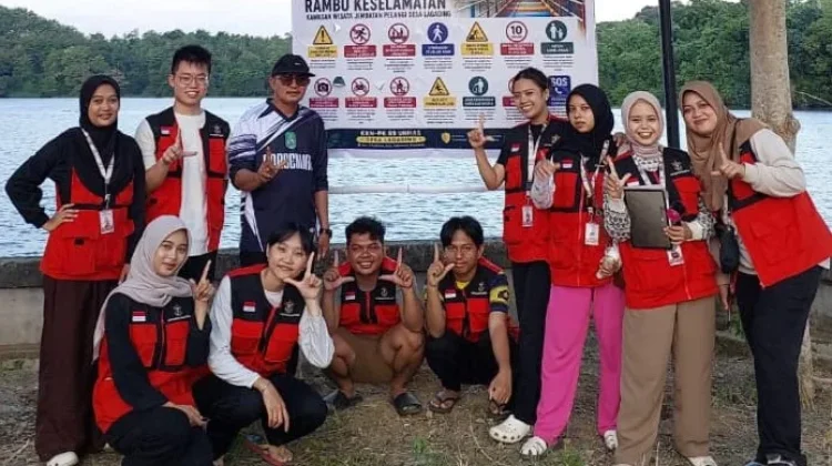 Mahasiswa KKN Unhas Edukasi Keselamatan Pengunjung Jembatan Pelangi