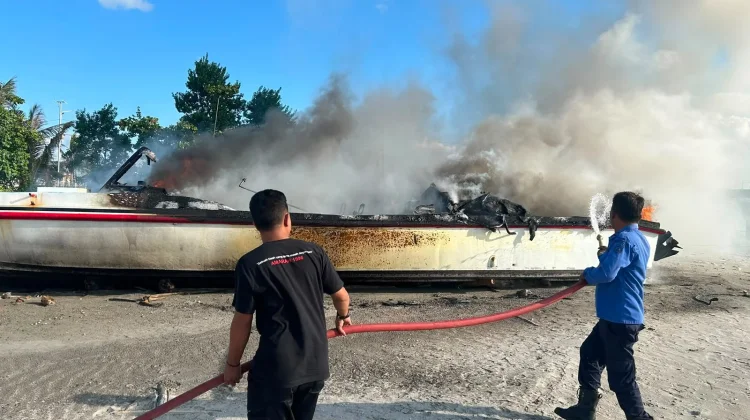Speedboat KM Paus Ramabosa Terbakar di Benteng