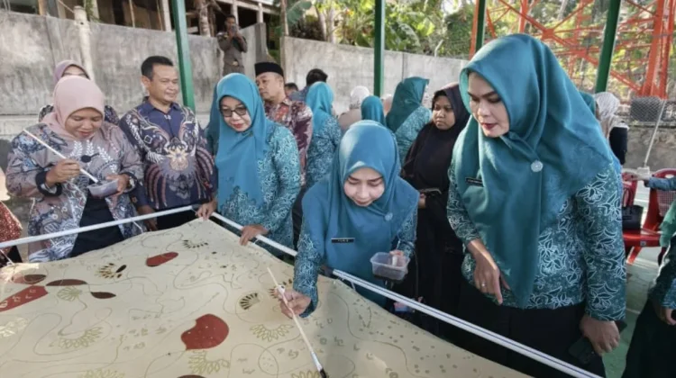 Perempuan Selayar  Ubah Limbah Kelapa Disulap Jadi Pewarna Alami