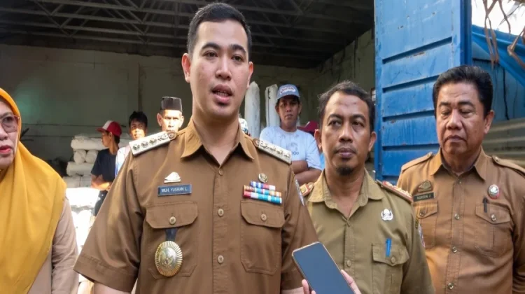 Pemkab Pangkep Bagikan 309 Roll Geomembran untuk Petambak Garam