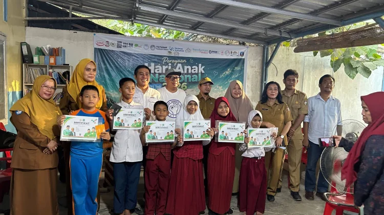 Legislator DPR RI Serahkan Beasiswa PIP pada Anak Keluarga Pemulung