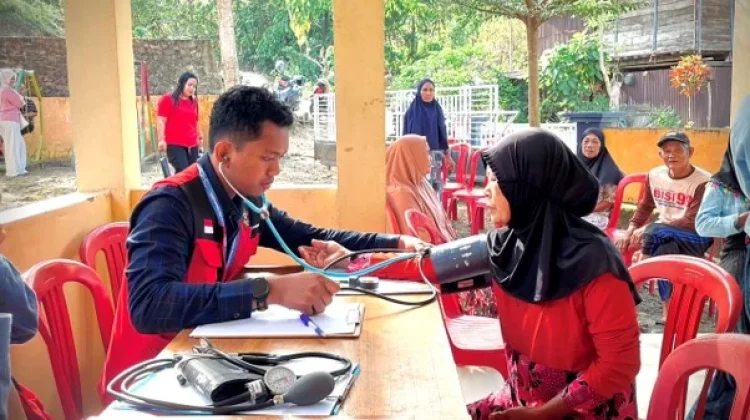Aksi Nyata KKN-PK Unhas Cegah Hipertensi lewat SIPAKAMASE di Desa Cenrana