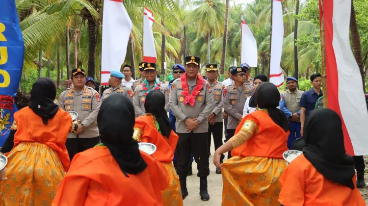 Kapolda Sulsel Disambut Meriah Warga Pulau Jinato Selayar