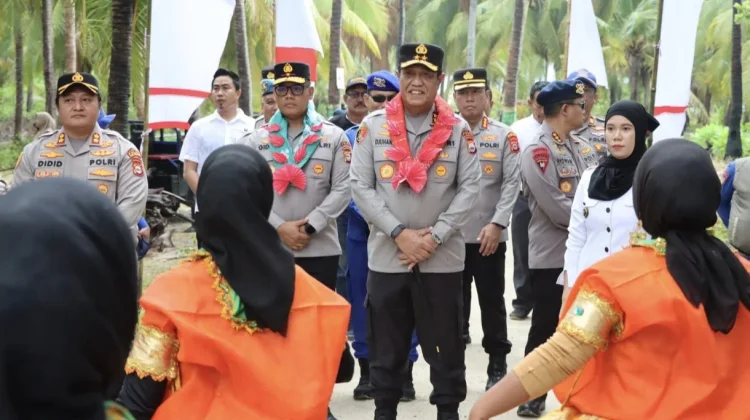 Kapolda Sulsel Disambut Meriah Warga Pulau Jinato Selayar