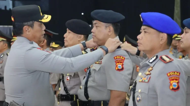 Kapolda Sulsel Serah Terimakan Sejumlah Pejabat Baru di Polda Sulsel