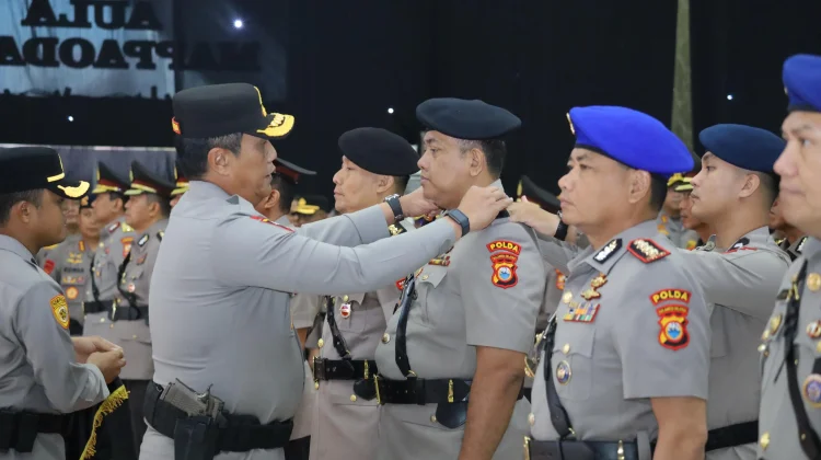 Kapolda Sulsel Serah Terimakan Sejumlah Pejabat Baru di Polda Sulsel