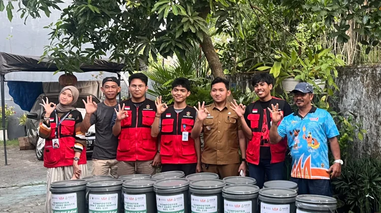 Mahasiswa KKN-T Zero Waste Unhas Serahkan 14 Komposter di Sudiang Raya