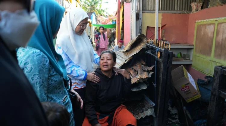 Melinda Aksa Serahkan Bantuan untuk Warga Terdampak Kebakaran