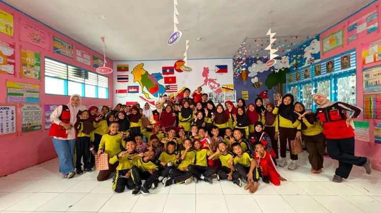 Edukasi Lingkungan, Mahasiswa KKN Unhas Ajarkan Pemilahan Sampah