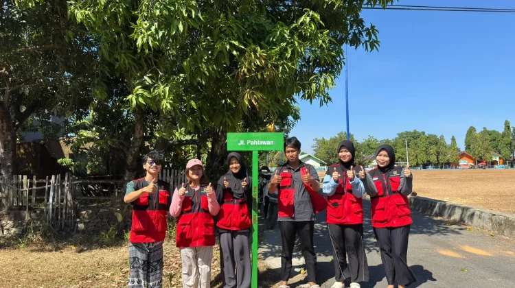 Mahasiswa KKNT Unhas Pasang 12 Plang Jalan di Desa Kabba