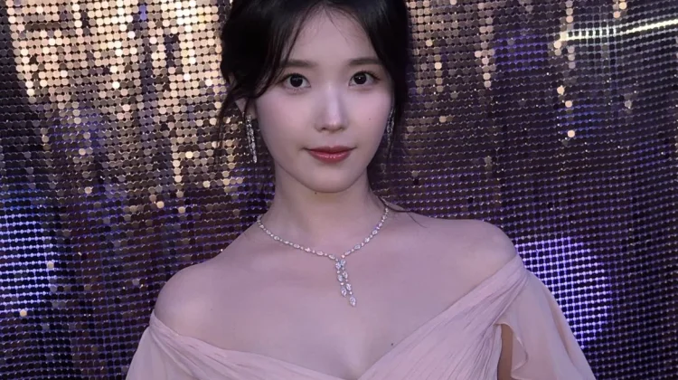 IU Hadiri Blue Dragon Awards, Pertama Kali Muncul usai Hiatus
