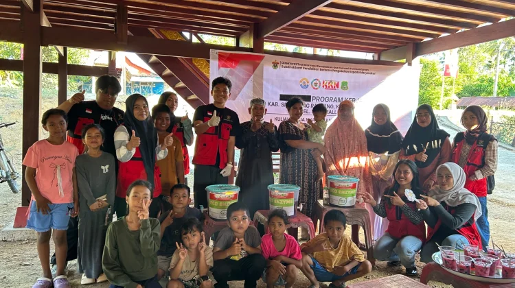 Minimalisir Sampah Organik, Mahasiswa KKN Unhas Latih Warga buat Eco Enzyme