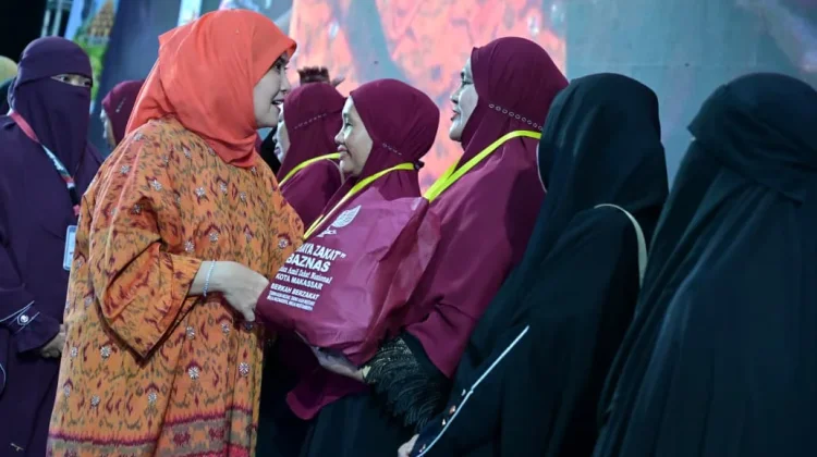 Wakil Wali Kota Makassar Serahkan 100 Paket Sembako ke Guru Mengaji