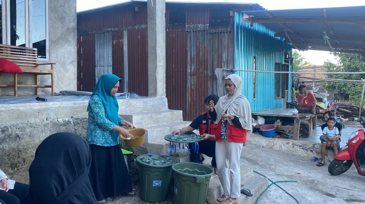 Mahasiswi KKN Unhas Latih Warga Bantaeng Budidaya Ikan diEmber