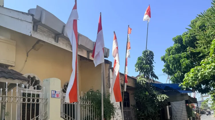 Warga RT 4 RW 1 Kassi-Kasi Kompak Pasang Bendera Merah Putih