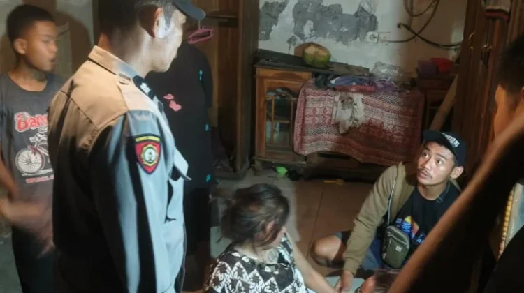 Polisi Evakuasi Perempuan Diduga ODGJ yang Mengamuk Bawa Parang di Manggala