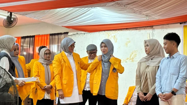 UNM Bagi Ribuan Jas Almamater Gratis ke Mahasiswa Baru