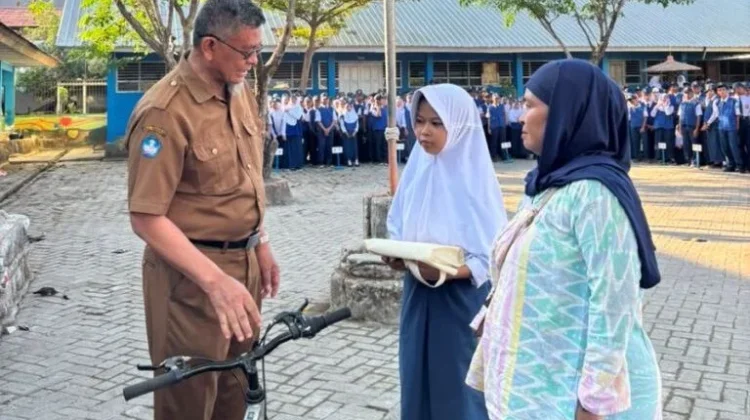 Kisah Risnawati Siswi SMP Negeri 26 Makassar Berjalan Kaki Demi Pendidikan