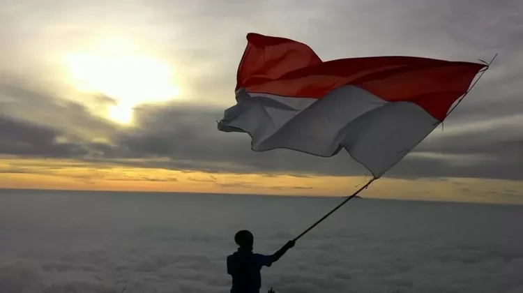 Pahami Tata Cara Pengibaran Bendera Merah Putih Sesuai Aturan