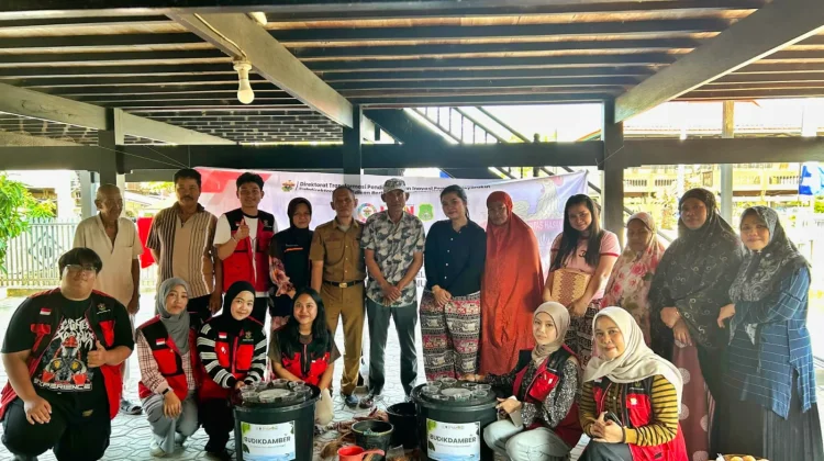 Solusi Lahan Sempit, Mahasiswa KKN Unhas Ajarkan Warga Budidaya Ikan dalam Ember