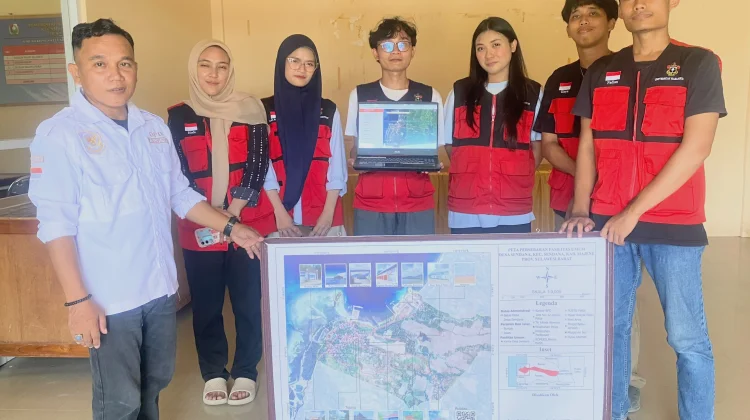 Mahasiswa KKN-T Unhas Serahkan Peta Fasilitas Umum Berbasis SIG ke Pemdes Sendana