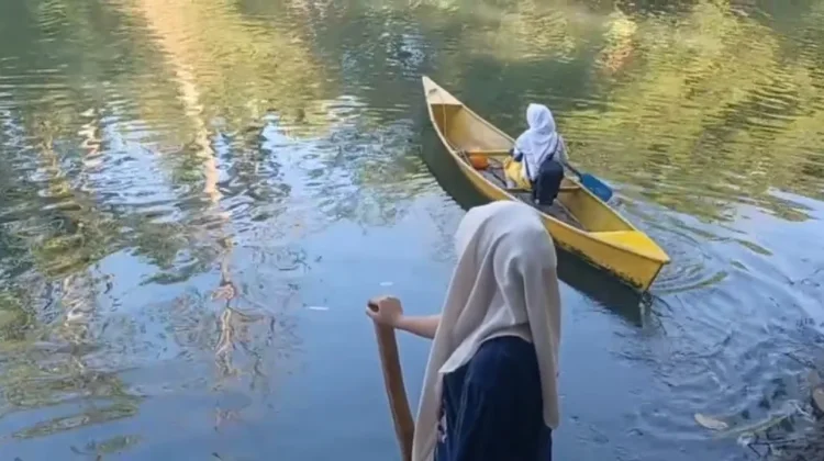 Menantang Arus Demi Pendidikan, Siswa SMPN 23 Simbang Menunggu Jaket Pelampung