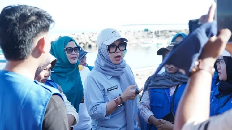 Bupati Barru Tinjau Gotong Royong Bersihkan TPI dan Pantai