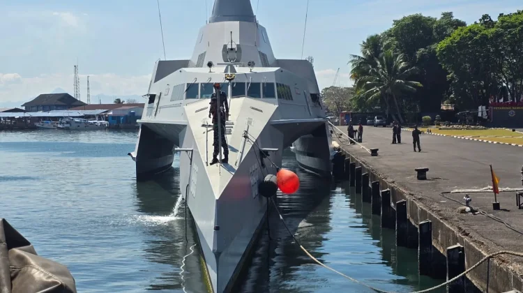 KRI Golok-688 Siap Sapa Warga Makassar di Naval Base Open Day Kodaeral VI