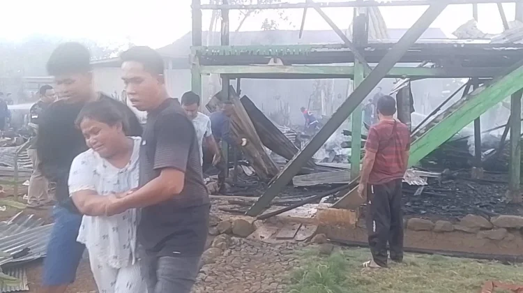 Sebanyak Tiga Rumah Panggung di Soppeng Hangus di Lahap Api