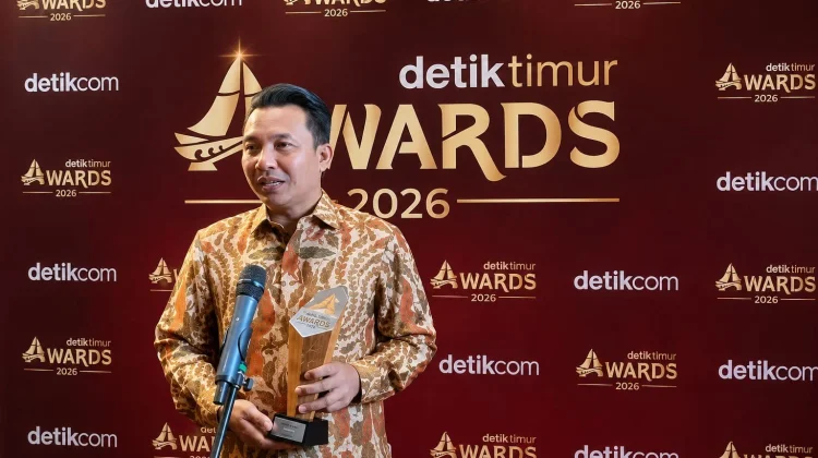 Bupati Lutra Sabet Penghargaan Detiktimur Awards 2026