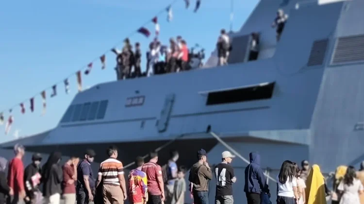 KRI Golok-688 Pukau Ribuan Warga di Navy Base Open Day