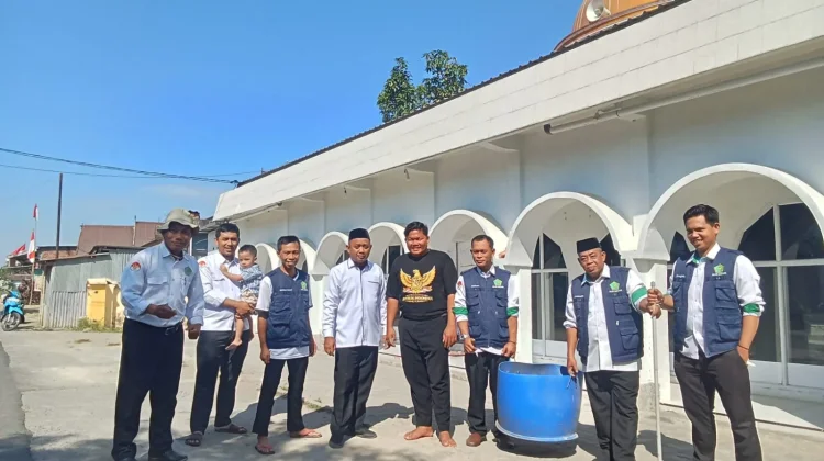 Semangat Ekoteologi, KUA Maros Baru Bersihkan Masjid Nurul Hidayah